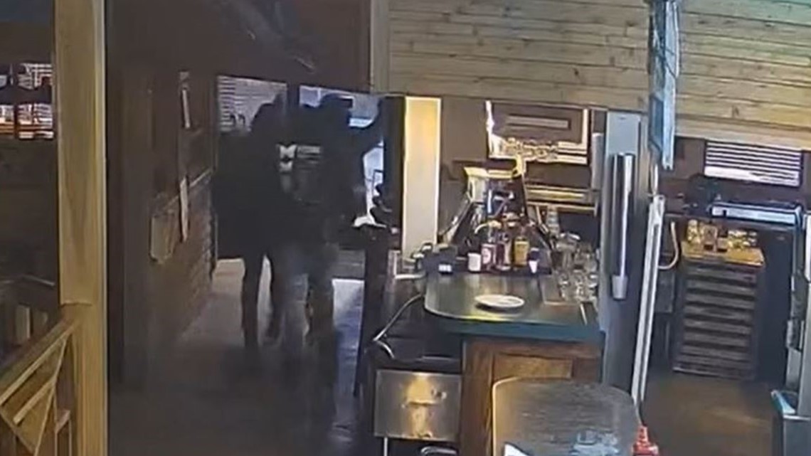 Suspect caught on camera robbing southeast Memphis restaurant - Vimarsana News