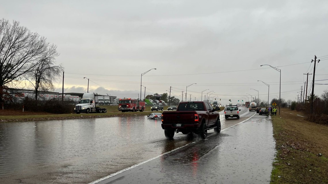 Man in tent rescued from floodwaters near Memphis Airport - Vimarsana News