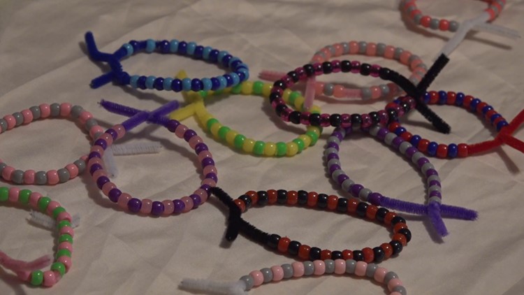 10-year-old girl feeds the homeless by making one bracelet at a time