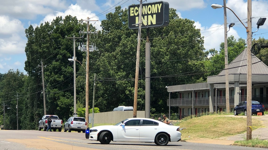 Cross Wood Lane homicide suspect barricade scene - Vimarsana News