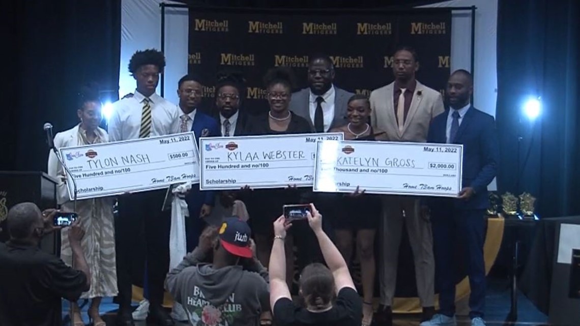 Former Memphis Tiger gives Mitchell High students scholarships - Vimarsana News