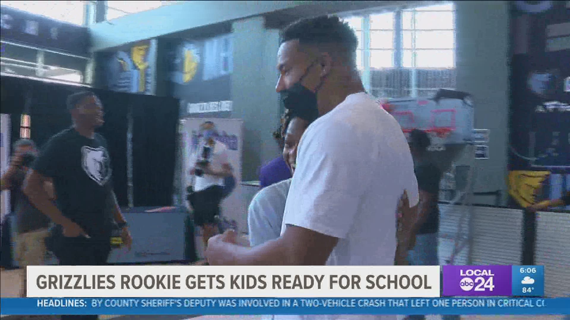 Bane partnered with Street Ministries to hand out free backpacks full of school supplies to 200 kids Saturday during ‘Des Day’ at FedExForum.