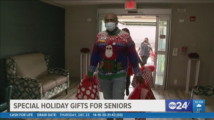 Memphis Councilwoman helps spread some holiday cheer with a group of seniors