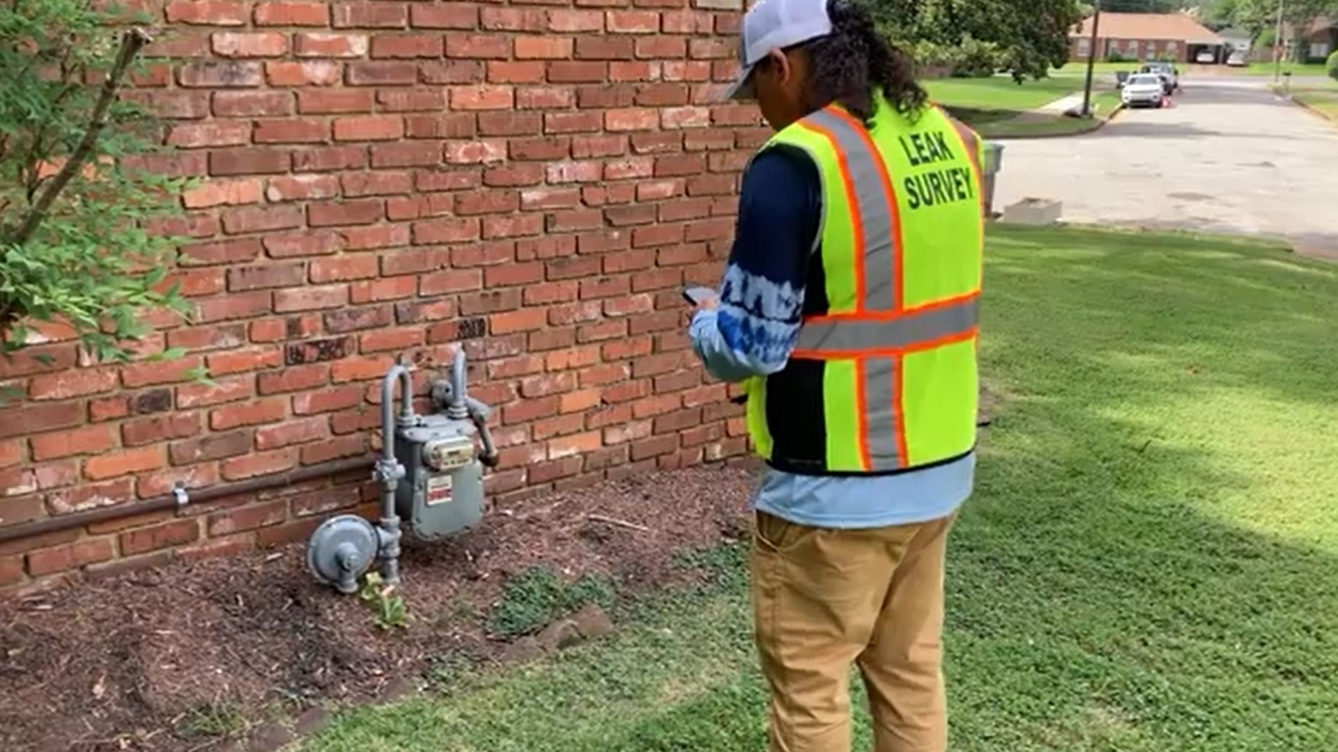 MLGW contractors conducting gas leak surveys across Memphis(03)