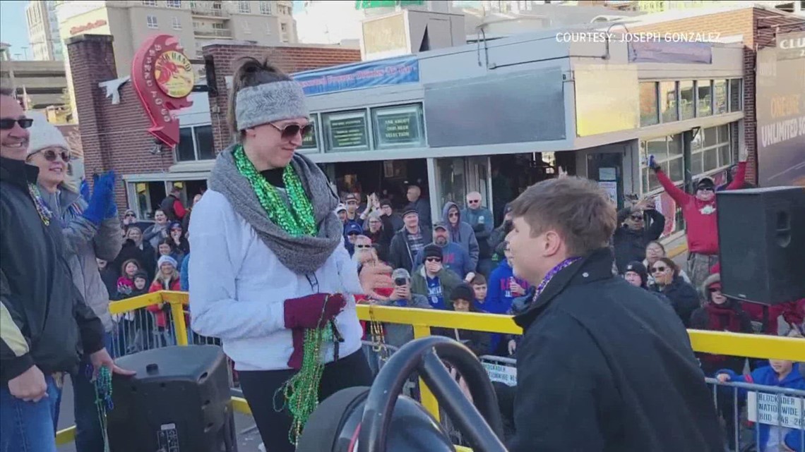 Texas couple gets engaged while riding parade float in AutoZone Liberty Bowl Parade