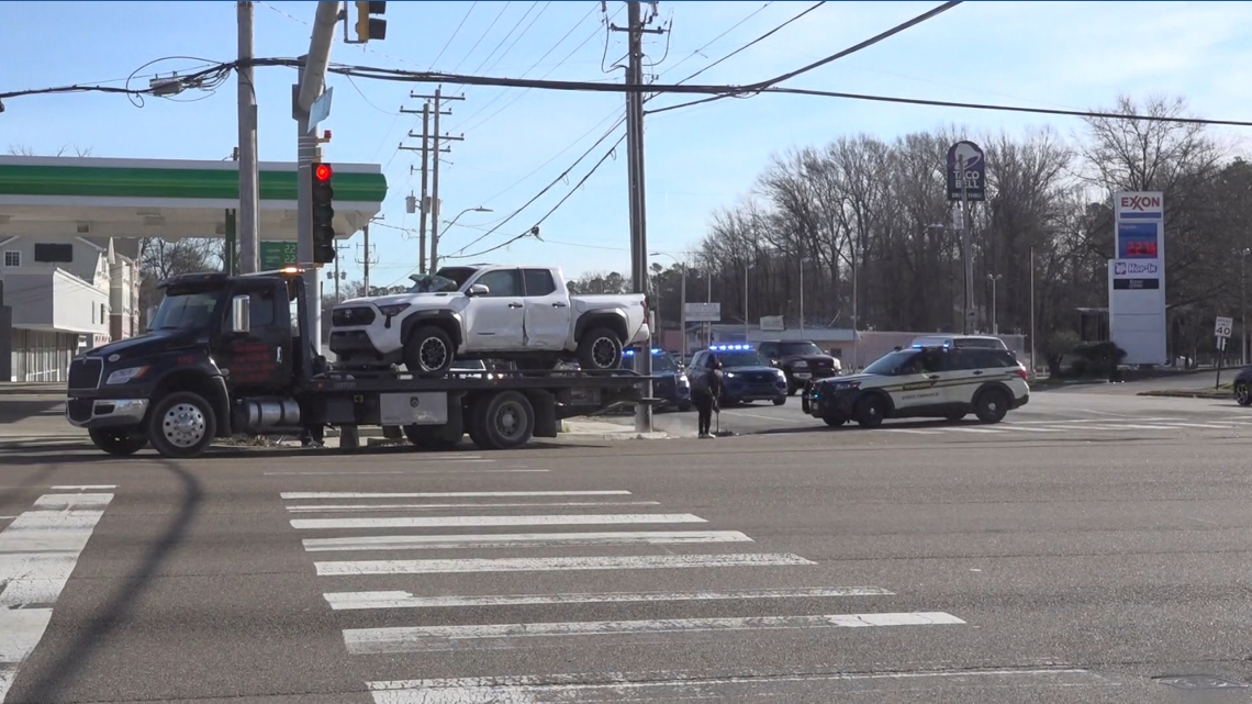 Memphis police officer injured in 2-vehicle crash in Whitehaven after running red light