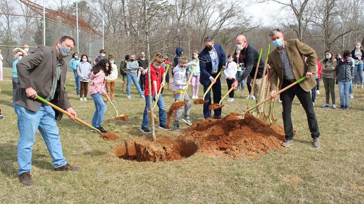 Growing a city | Oak Ridge officials plant tree for Arbor Day, celebrate with students