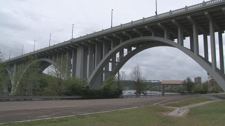 City of Knoxville and TDOT working to add delineators on Henley Bridge