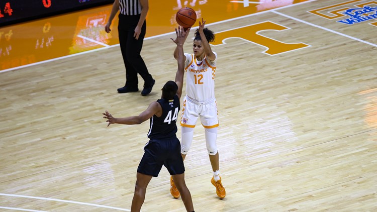 Lady Vols fall to UConn, 67-61
