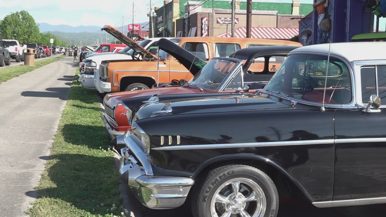 Pigeon Forge City Council passes new rules on right-of-way parking, proposed as part of Rod Run car sale restrictions