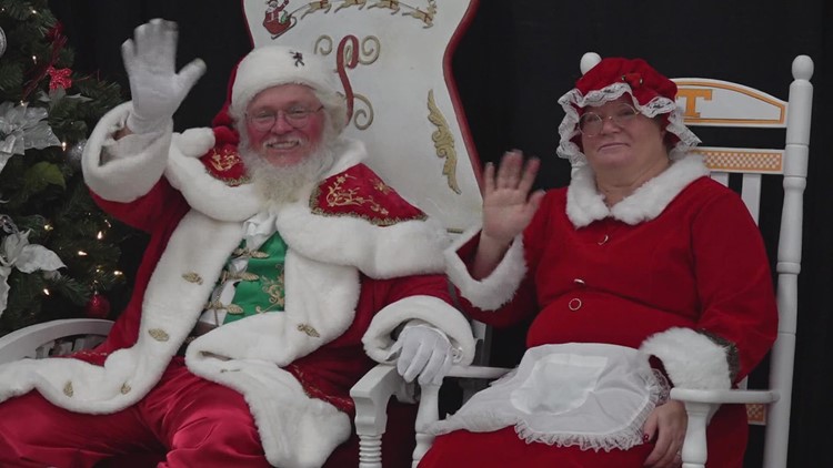 Shoppers looking to save money this holiday season Shoppers looking to save money this holiday season