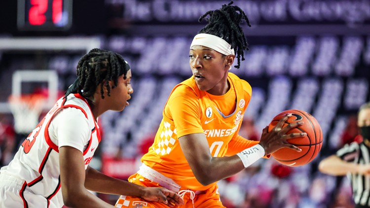 Rennia Davis wins Senior Class Award