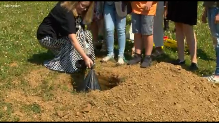 Knox County fifth-graders mark pandemic with time capsule burial