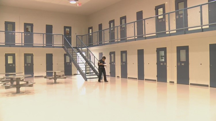 Knox County lowers correctional officer age requirement to 18 Knox County lowers correctional officer age requirement to 18