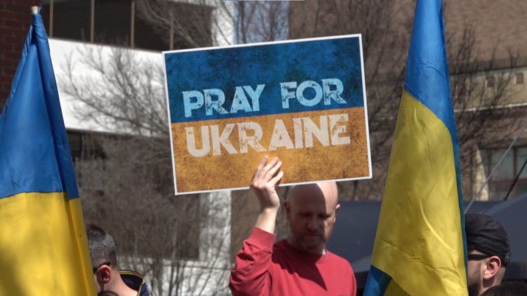 Hundreds gather in downtown Knoxville to show support for Ukraine Hundreds gather in downtown Knoxville to show support for Ukraine