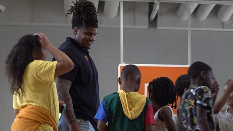Vols offensive lineman Gerald Mincey organizes back-to-school supply drive for Boys and Girls Club