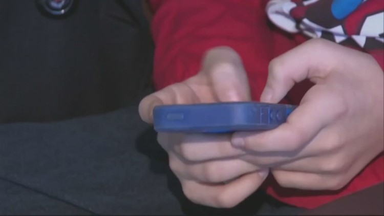 Mental Health Monday: Mental health experts say excessive social media use can lead to depression and feelings of loneliness