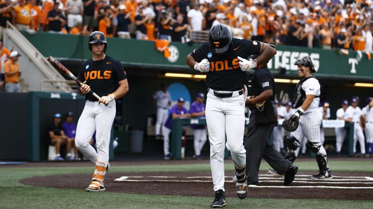 No. 1 Tennessee punches ticket to College World Series with win over Evansville, 12-1