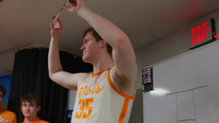 Vols forward Colin Coyne cracks bracket board when putting Tennessee’s name in Round if 32 of NCAA Tournament Vols forward Colin Coyne cracks bracket board when putting Tennessee’s name in Round if 32 of NCAA Tournament