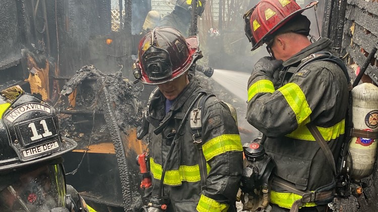 Dog dies in Knoxville house fire