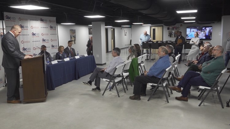Knox Co. leaders hold ceremonial contract signing for training school designed to attract construction workers Knox Co. leaders hold ceremonial contract signing for training school designed to attract construction workers