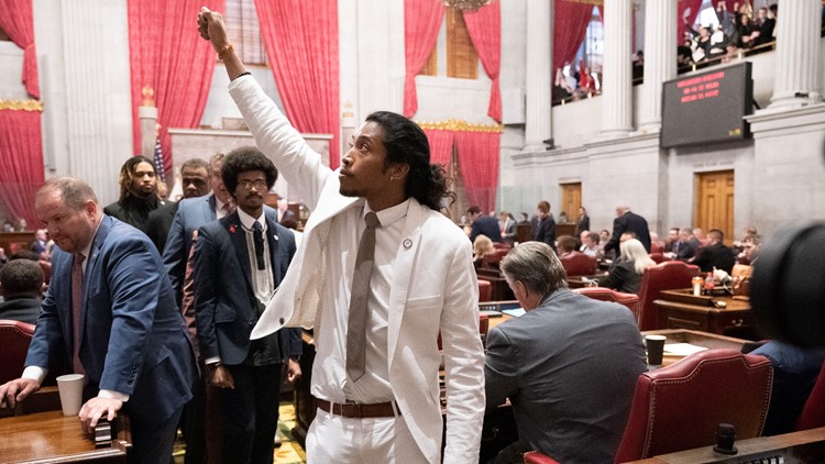 Nashville Metro Council votes to reinstate expelled lawmaker Justin Jones