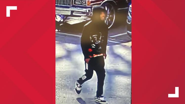 Knoxville police searching for man accused of robbing 60-year-old woman at gunpoint near grocery store