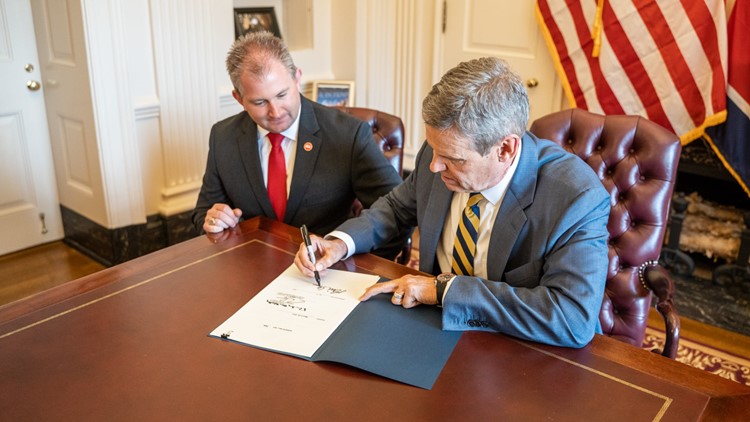 Governor Bill Lee signs constitutional carry bill into law