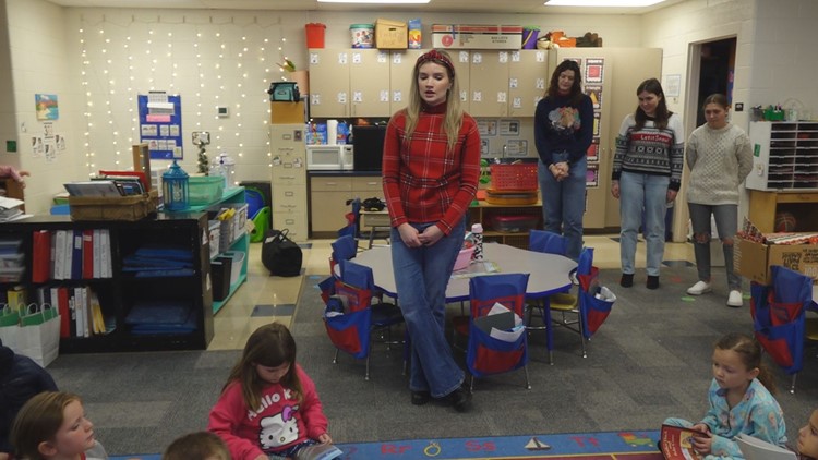 Jefferson Co. high school senior gives out free books to Dandridge Elementary students, fostering love of reading
