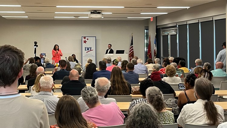 Full house gathers to hear candidates speak on issues at Knoxville mayoral forum