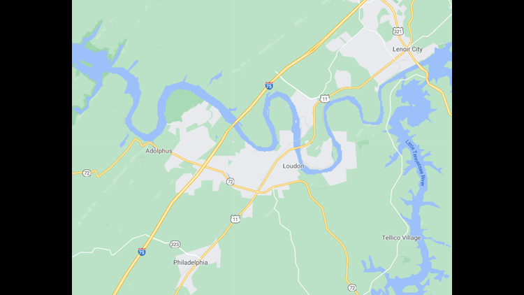 Multi-vehicle crash shuts down southbound I-75 in Loudon County, multiple people entrapped