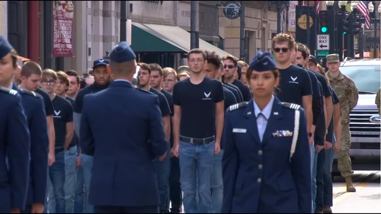 A first in the Veterans Day Parade history: New Air Force recruits take public oath at 96th parade in Knoxville