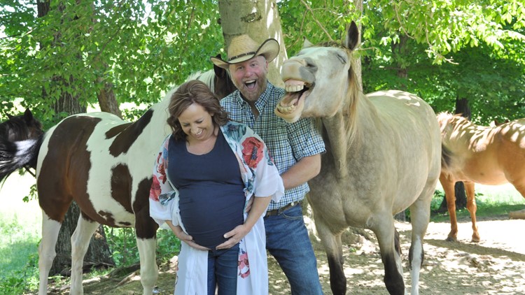 Hilarious horse hams it up and steals the spotlight at a maternity photo session Hilarious horse hams it up and steals the spotlight at a maternity photo session