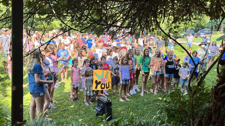Sequoyah Elementary students show a lot of love to longtime office manager battling cancer