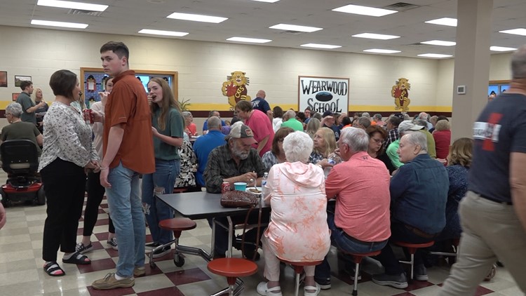Community organizes dinner to honor Wears Valley firefighters