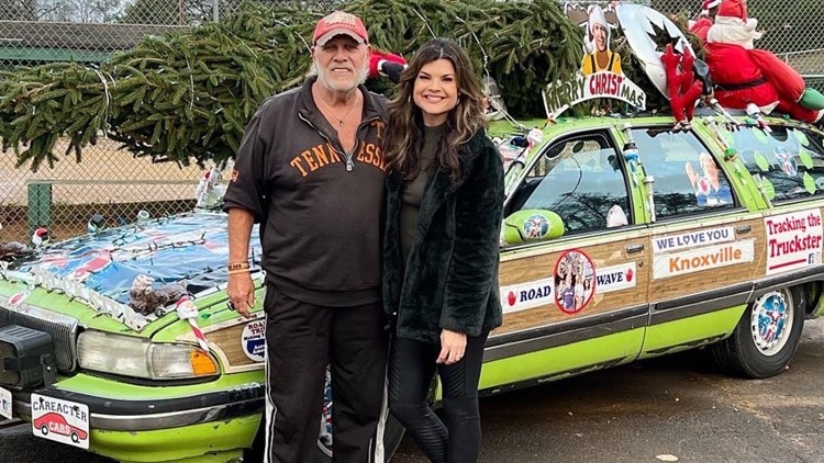 Knoxville coach spreading holiday cheer amid cancer battle Knoxville coach spreading holiday cheer amid cancer battle