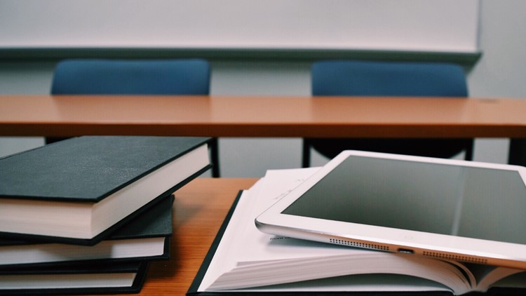 L&iacute;deres educativos suspenden cuota de cursos en l&iacute;nea en 7 colegios comunitarios de Tennessee