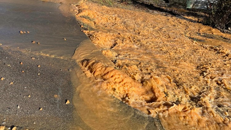 Oak Ridge crew working to fix large water main break