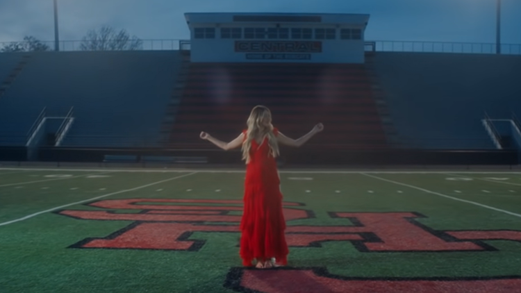 Kelsea Ballerini wins her first CMA Award with Kenny Chesney with love letter to Knoxville