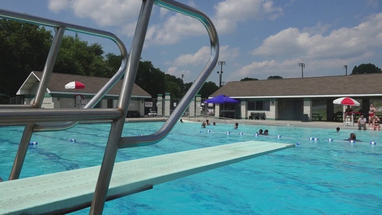 Scorching weekend sends people in Knoxville searching for ways to cool down Scorching weekend sends people in Knoxville searching for ways to cool down