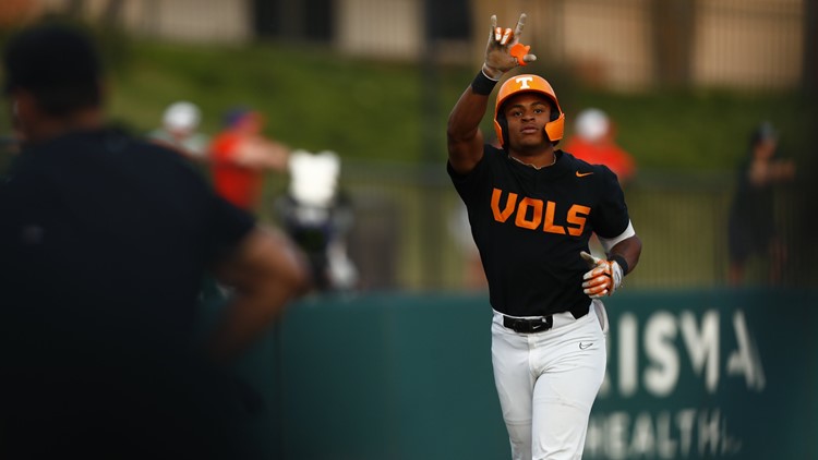 Tennessee baseball advances to NCAA Super Regional with 9-2 win over Charlotte