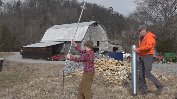 Knox Co. middle schooler installs new bird boxes to help save birds