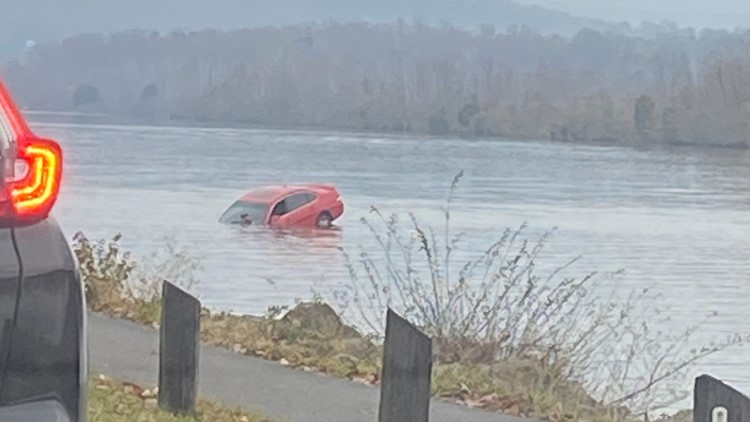 Oak Ridge police respond to car in Melton Lake