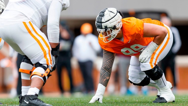 Tennessee defensive lineman Jaxson Moi shares his Samoan culture in locker room