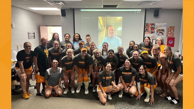 Peyton Manning talks to Tennessee softball ahead of NCAA Tournament Super Regional
