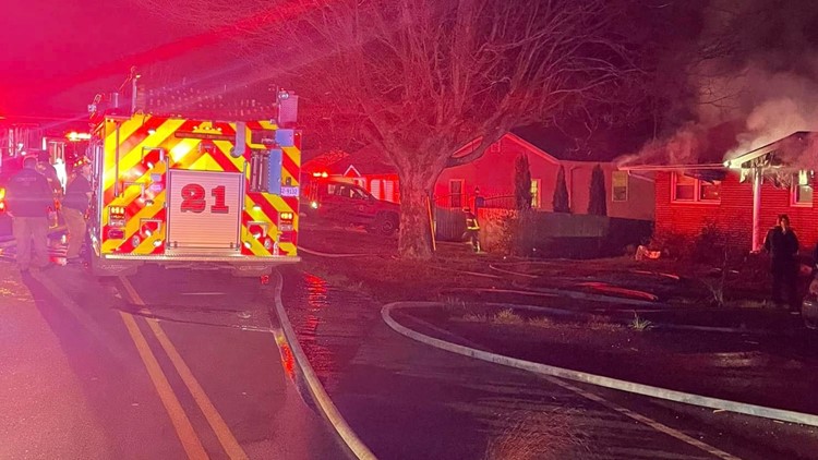 1 person dead after house fire in Lenoir City, deputies say