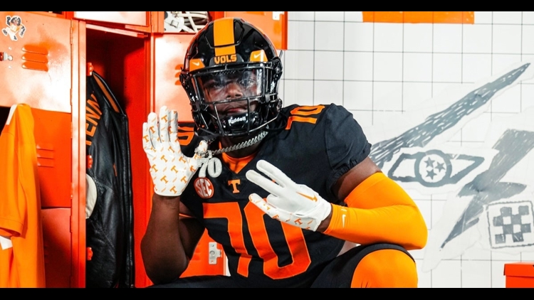 5-star offensive tackle David Sanders Jr. commits to Tennessee