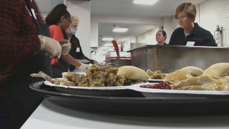 Volunteers in Knoxville deliver, serve hundreds of Thanksgiving meals for the community