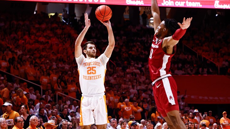 Tennessee hangs on to beat Arkansas in regular season finale Tennessee hangs on to beat Arkansas in regular season finale