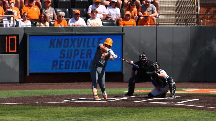 Tennessee falls to Evansville in disappointing Game 2 of Super Regional, 10-8 Tennessee falls to Evansville in disappointing Game 2 of Super Regional, 10-8